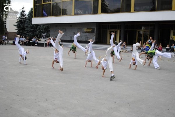 На День молоді в центрі Луцька билися, танцювали та змагалися. ФОТО